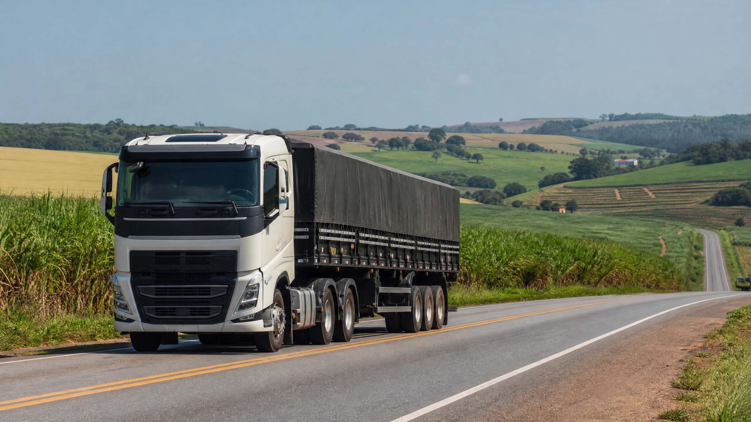 Caminhão de linha pesada em rodovia próxima a área rural do interior de São Paulo