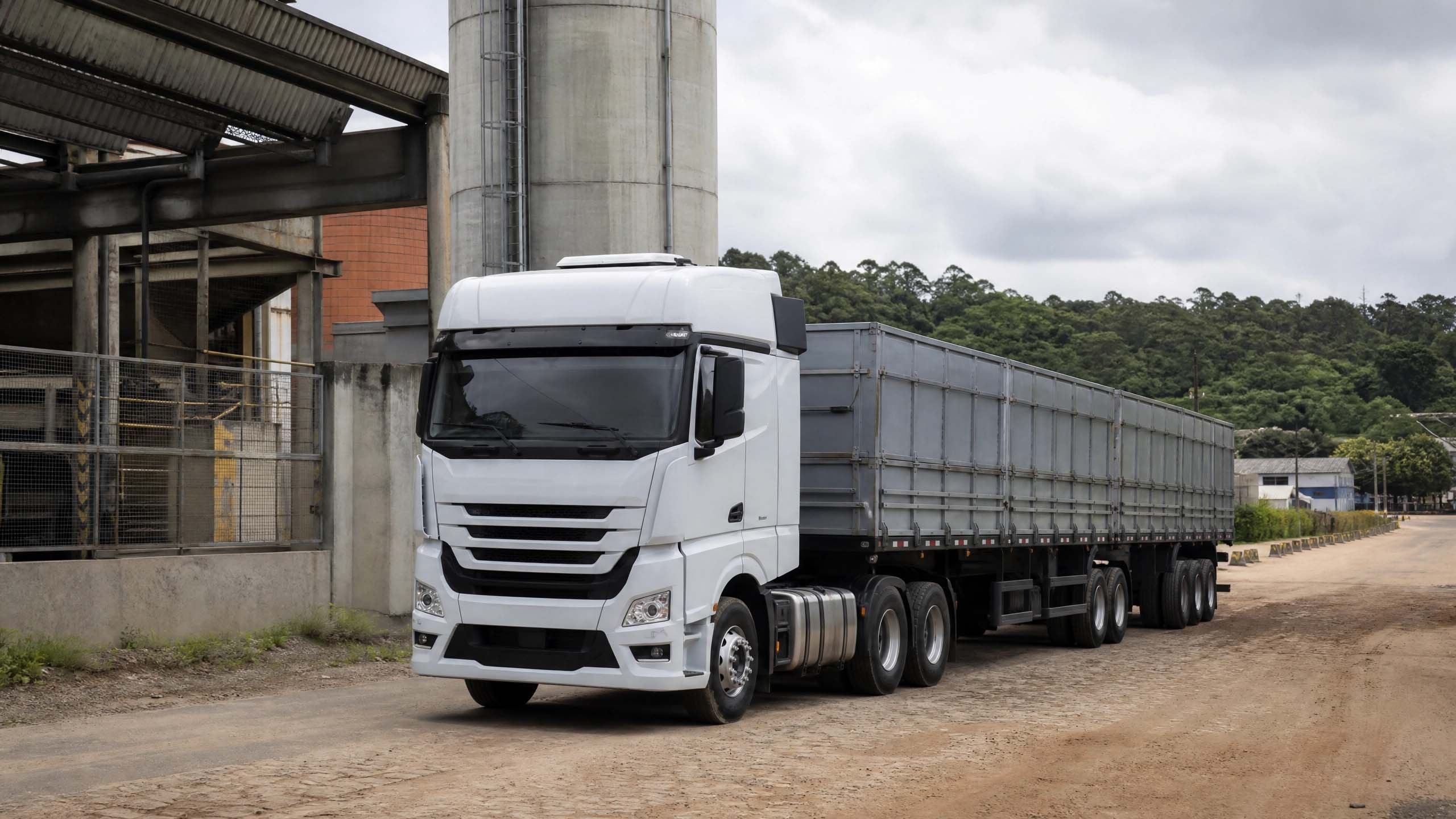 Caminhão de linha pesada em área industrial no interior de São Paulo