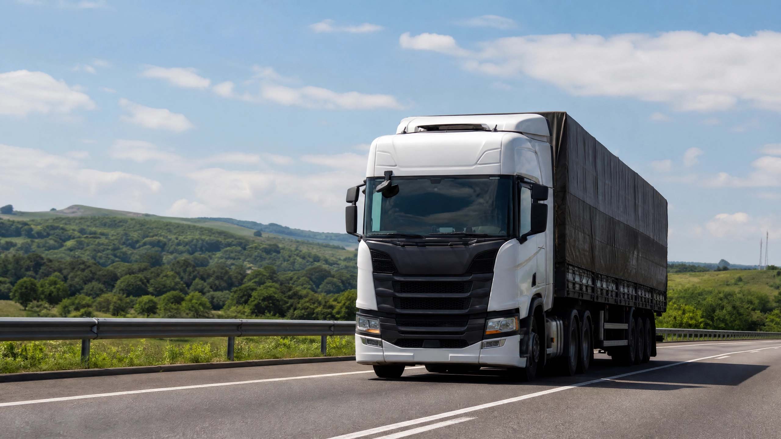 Caminhão Mercedes-Benz Actros em rodovia com paisagem ao fundo